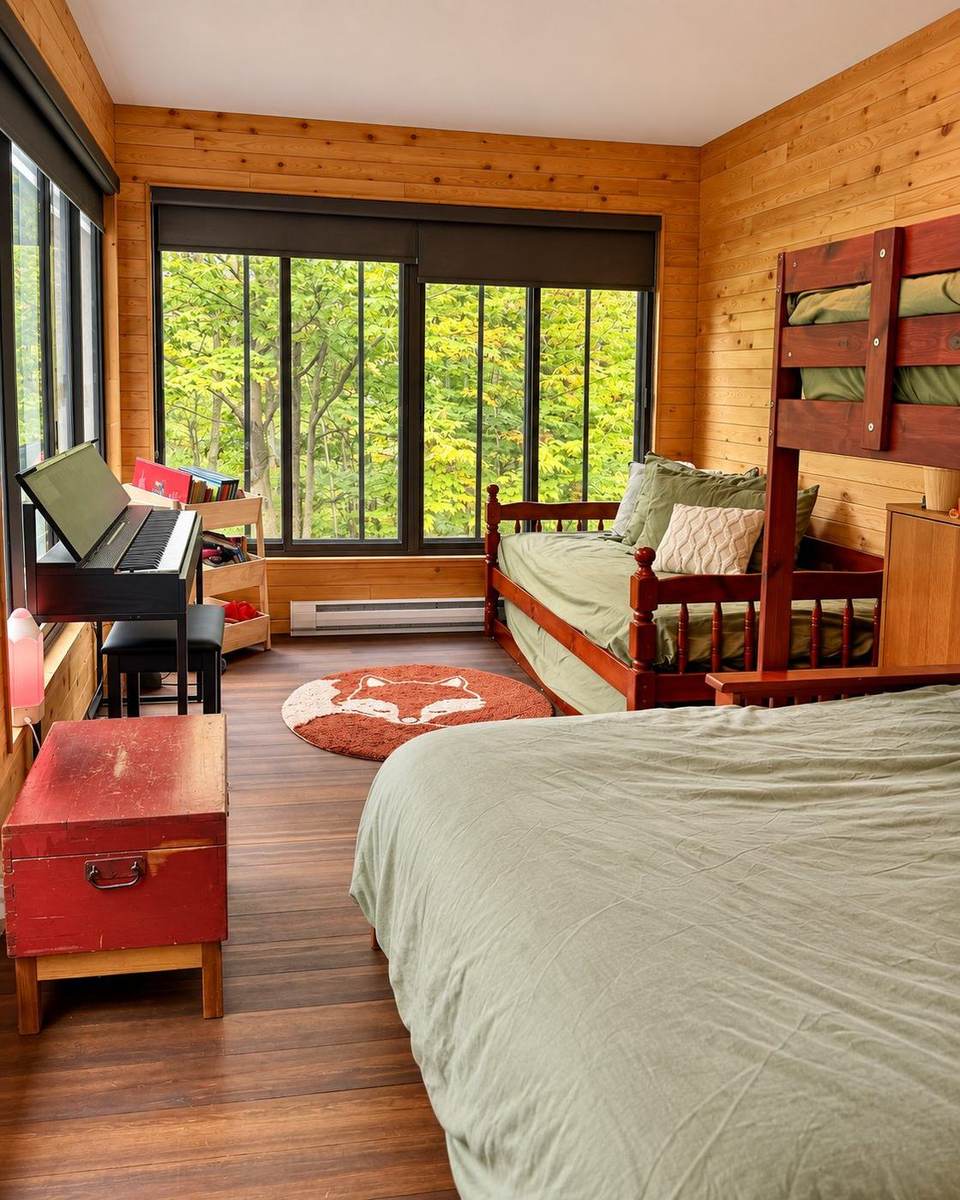 La forêt enchantée : la chambre au piano, avec ses lits superposés et son coffre rouge.