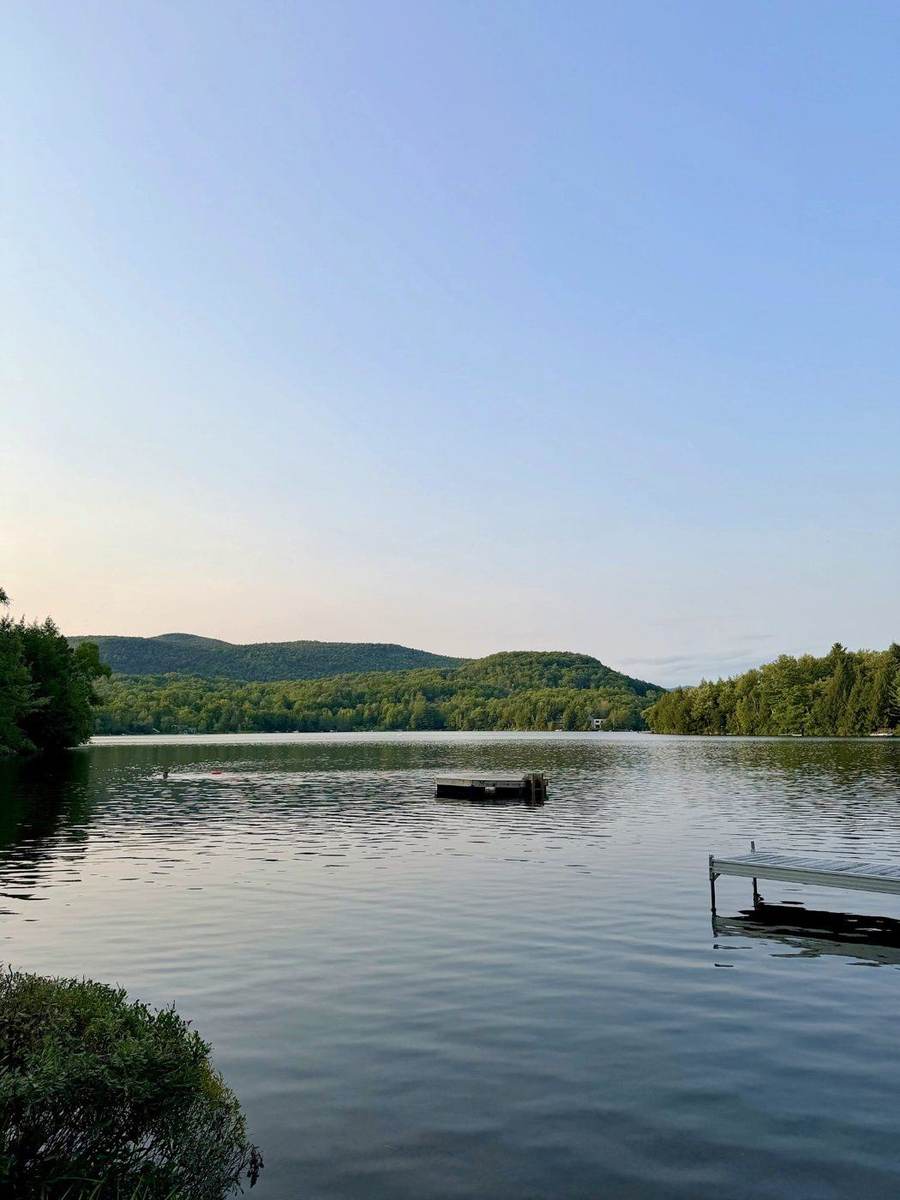 Le lac du domaine au coucher du soleil, la montagne au loin.