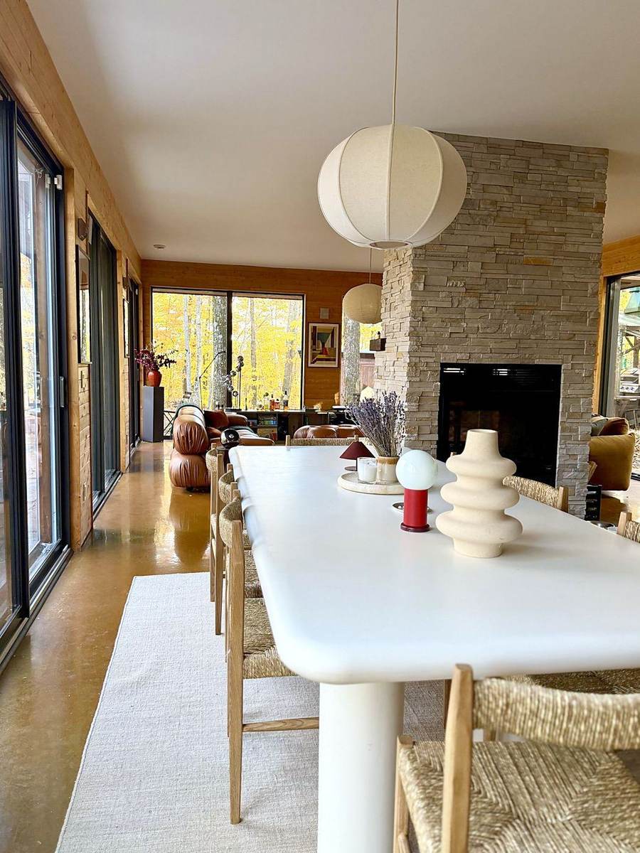 La longue table blanche, le foyer en pierre et la lanterne de papier.
