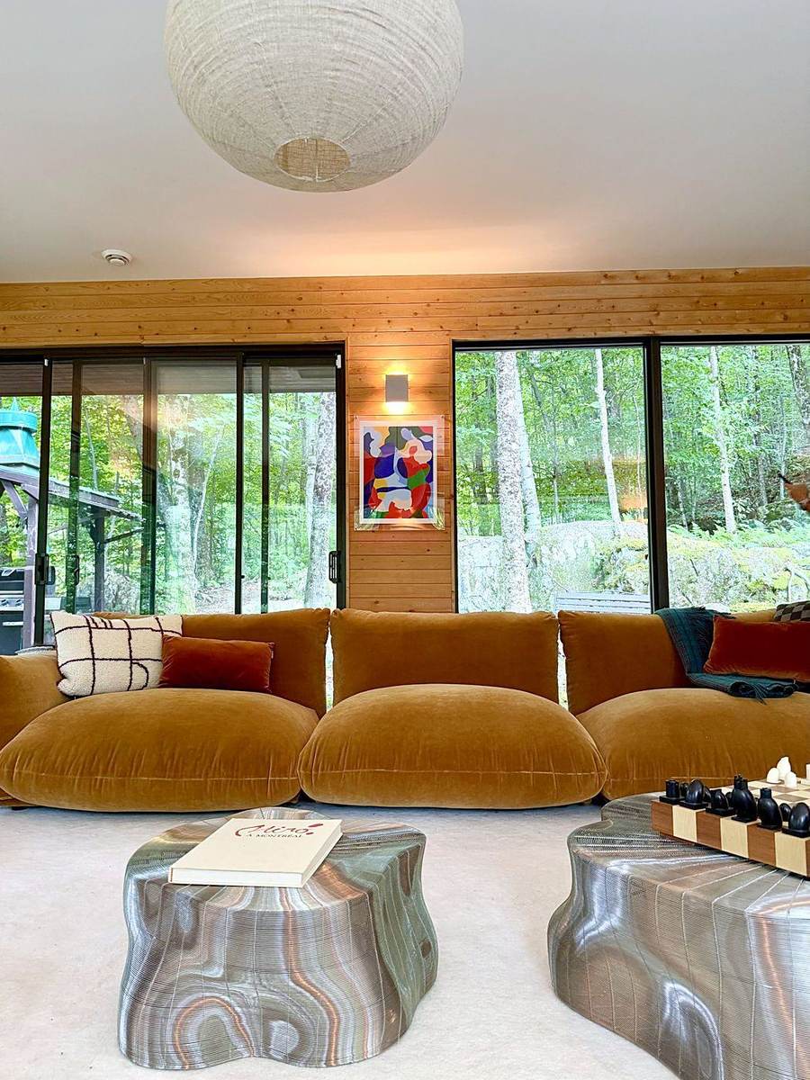 Le salon en velours caramel et ses grandes fenêtres.